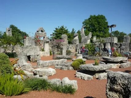 В очень красивом месте стоит коралловый дворец