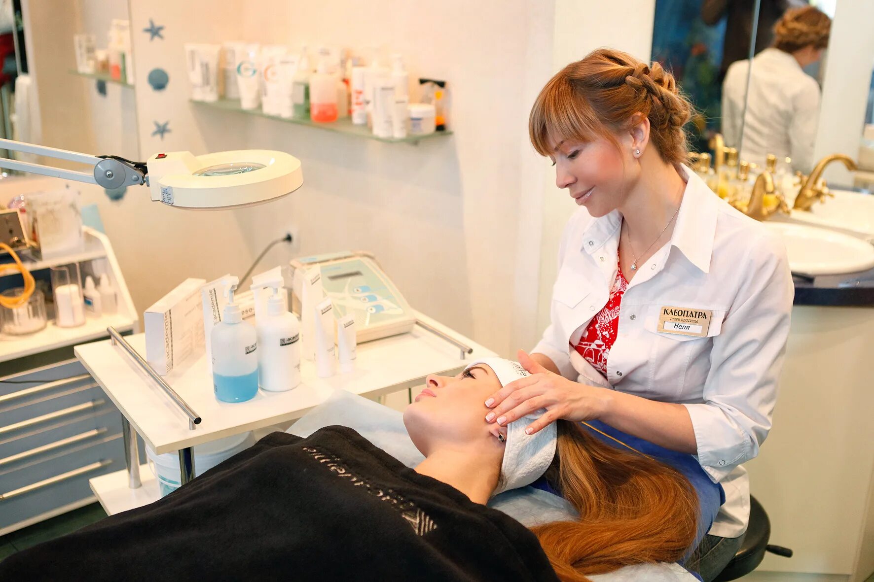 ногти дизайн для косметолога. красивее крепкие ногти. маникюр косметолога. встреча клиента в салоне красоты. наращивание ресниц и педикюр в 4 руки.