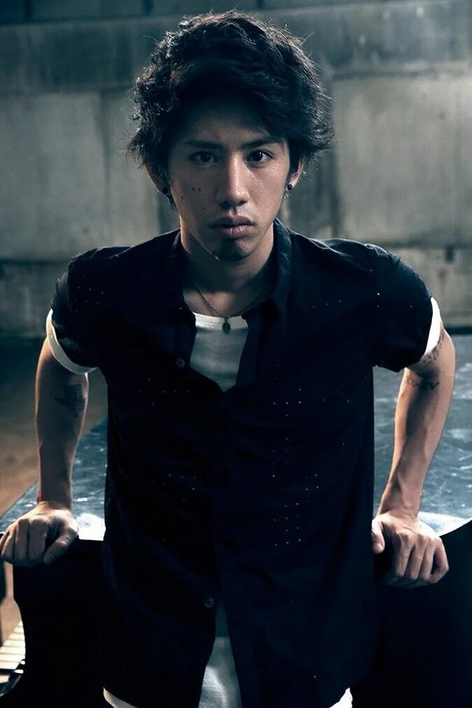 Исполнитель така. Такахиро мориути. one ok rock вокалист. one ok rock така. такахиро мориути 2025.