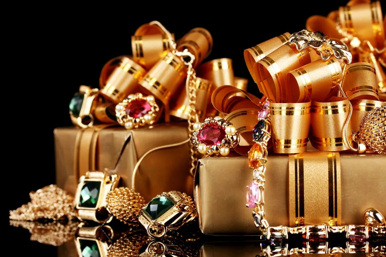 украшение елочное "подарок". хорошие конфеты в подарок. кольцо картье для помолвки. ювелирные украшения в подарок. ювелирка подарок.