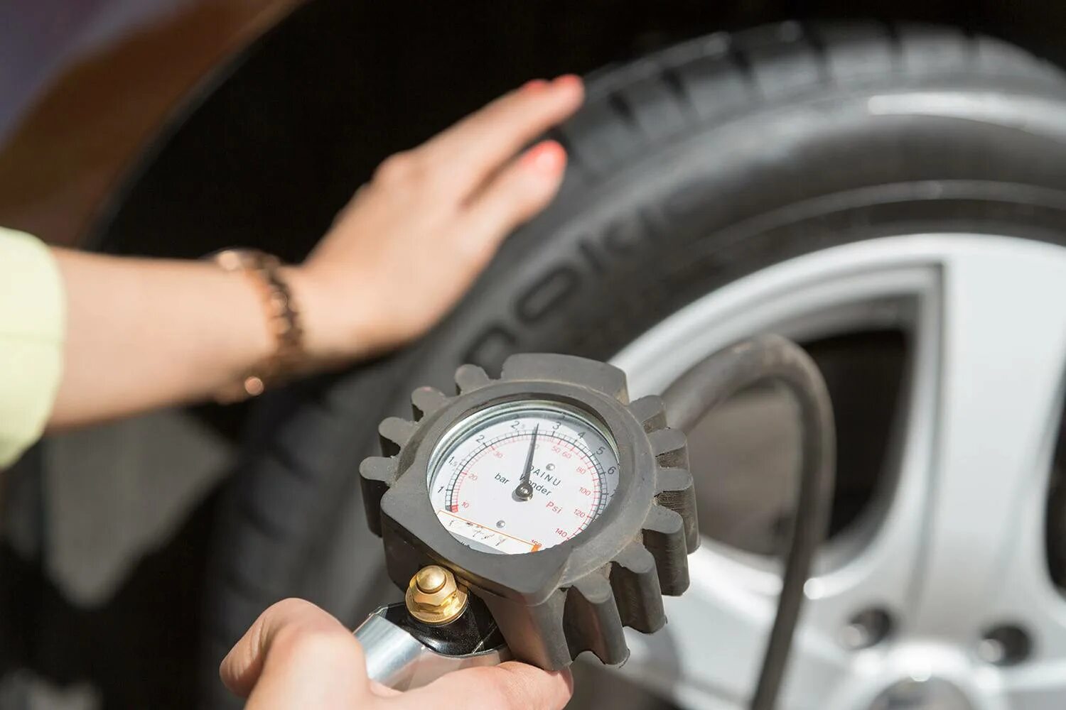 Измерение давления в шинах автомобиля. Давление в шинах. Подкачка колес. Накачка шин. Давление в колесе автомобиля.