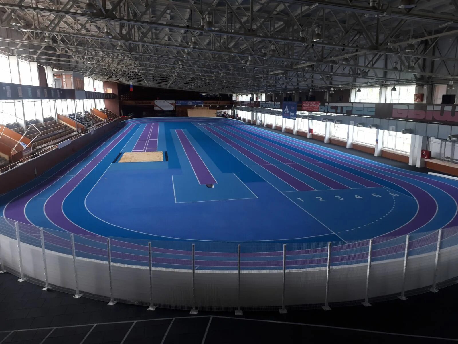 Легкоатлетический манеж уралгуфк челябинск. Легкоатлетический манеж екатеринбург уралмаш. Манеж уралгуфк. Манеж уралгуфк. Манеж уралгуфк.