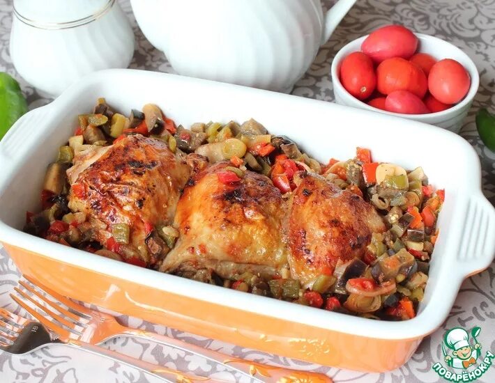 Курица с грибами и овощами в духовке. Бедрышки с помидорами. Курица с помидорами и сыром в духовке. Куриные бедра с помидорами. Бедрышки с помидорами.