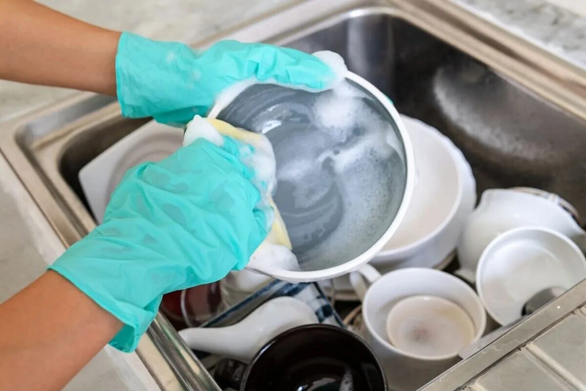 Мойка посуды. Мойка посуды в перчатках. Moyka pasud. Мытье тарелки. Мытье черной посуды