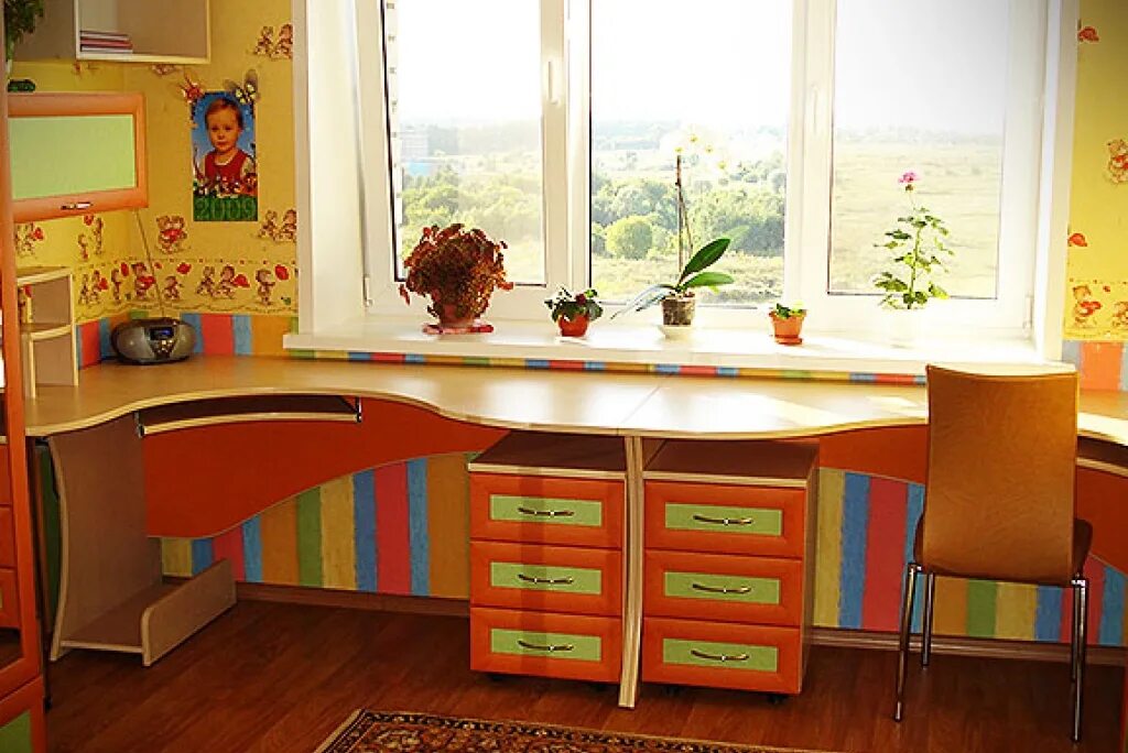 Детский гарнитур в спальню для школьника. Инволюкс солнечный город кровать. Мебель в детскую для двоих. Детская комната для школьника. Школьный стол.