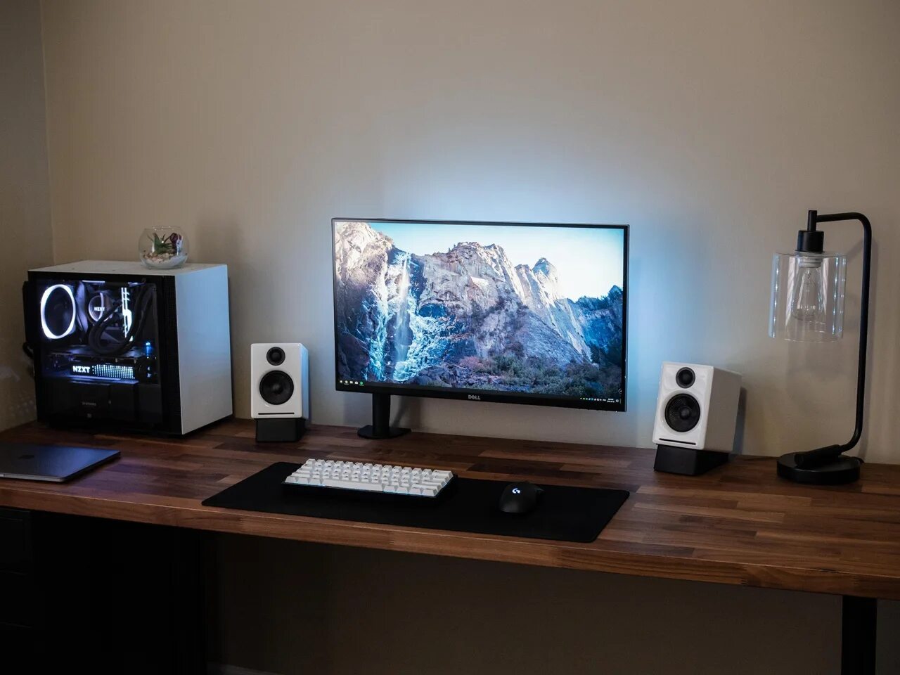 Budget gaming pc. Pc gamer room. Lianli lancool 3. Best pc case. Corsair crystal 570x rgb.