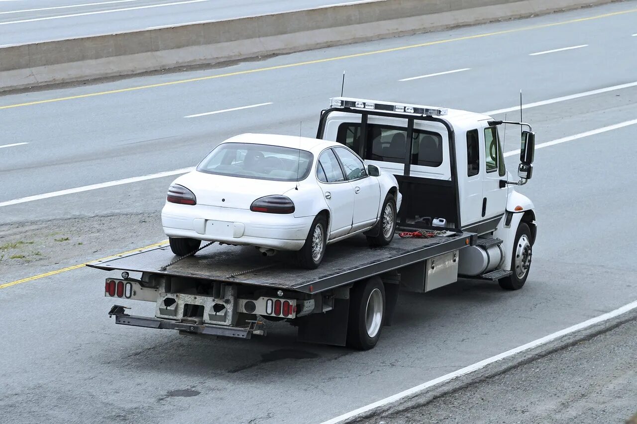 Car away. Tow Truck эвакуатор. Эвакуаторщик (Tow) 2022. Автомобиль на эвакуаторе. Эвакуатор увозит машину.