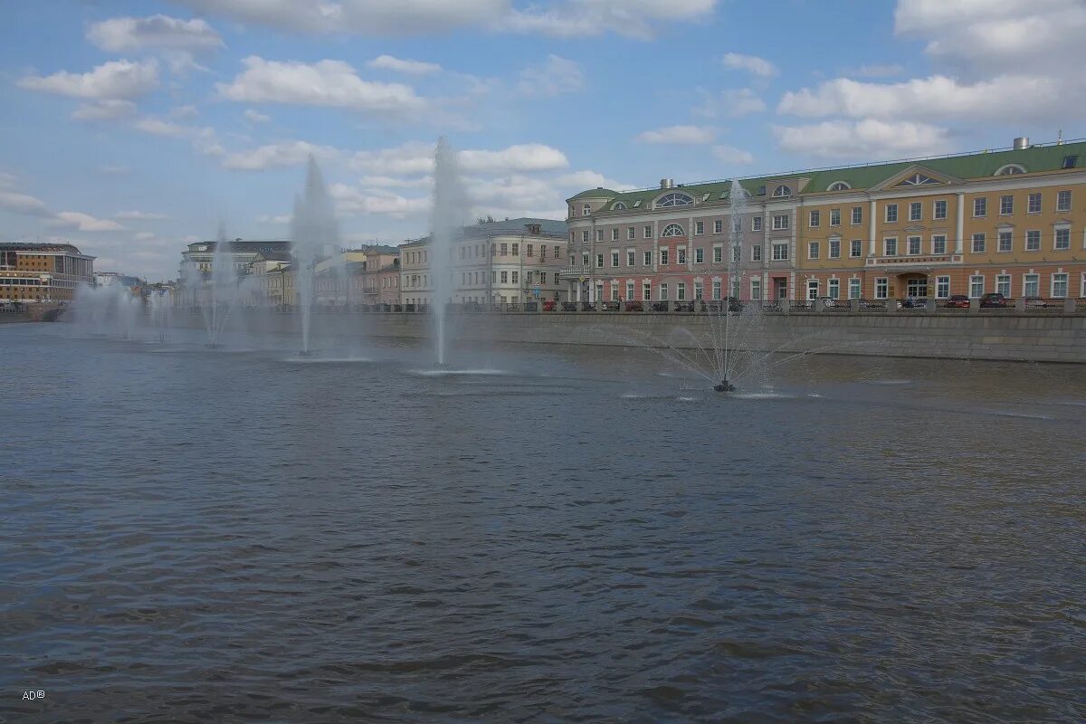 Санкт петербург болотная. Фонтан на Болотной площади. Болотная площадь. Фонтаны на Водоотводном канале в Москве 2023. Фонтан на Болотной площади фото.