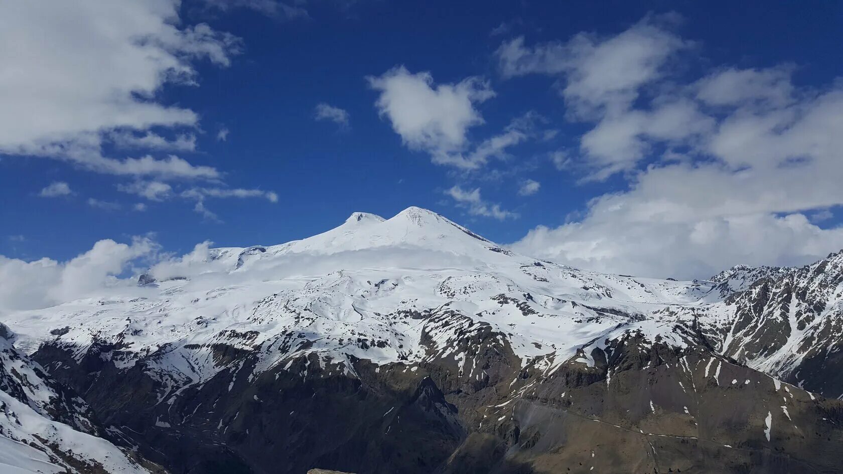 Эльбрус двуглавая вершина. Гора Эльбрус 5642. Кавказские горы Эльбрус. Эльбрус 5642 фото. Эльбрус май 2022.