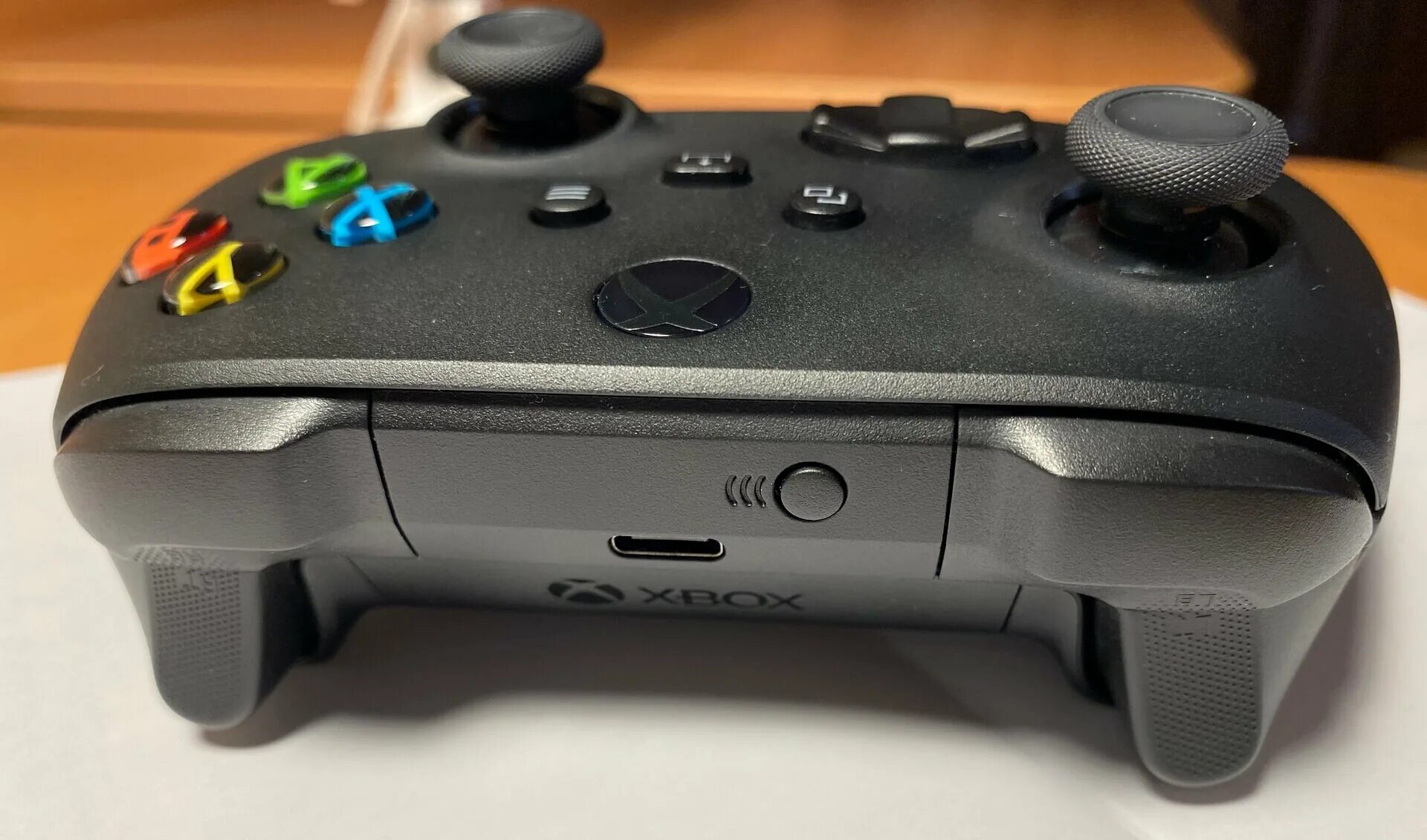 Проводной геймпад xbox one. Xbox 360 gamepad в руках. Джойстик xbox 360. Геймпад xbox 360 проводной. Xbox 360 проводной controller.