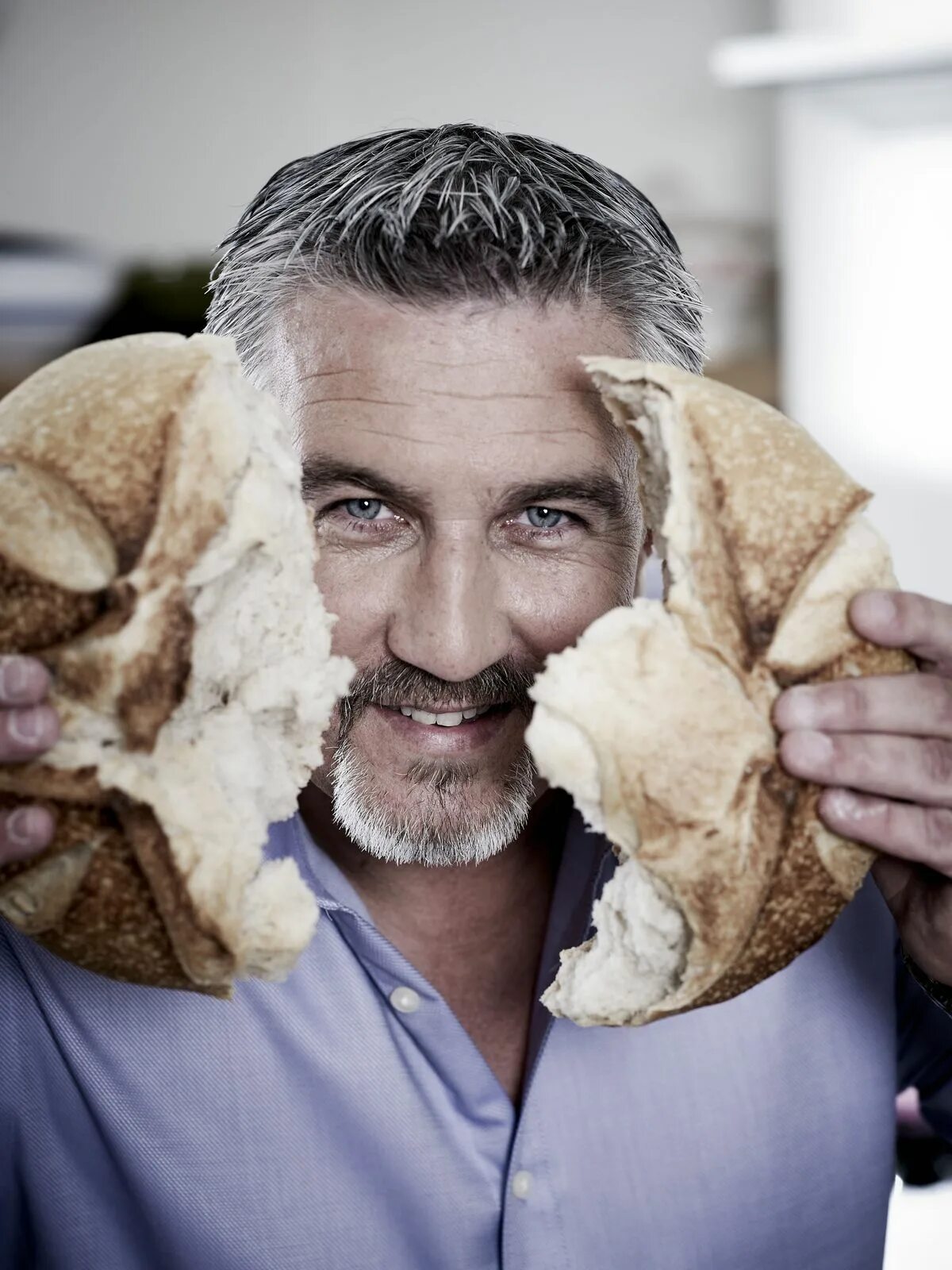 Человек есть хлеб. Креативный хлеб. Человек хлеб. Хлеб креатив. Мужчина ест хлеб.