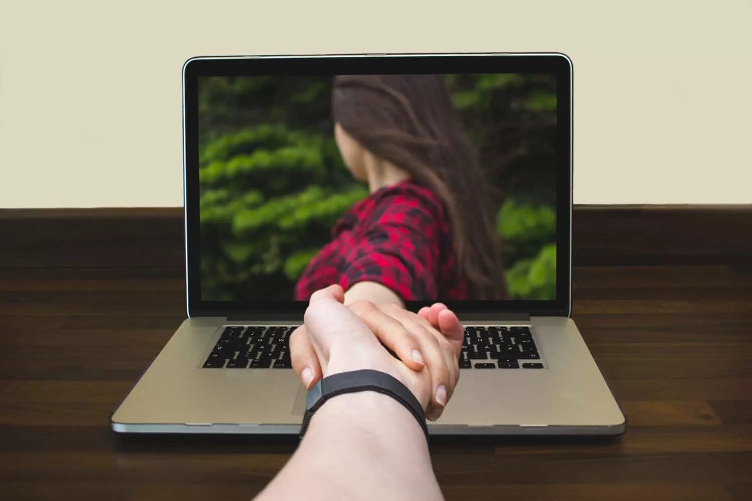 Женщины на расстоянии в домашних условиях. Отношения на расстоянии. Интернет любовь. Общение через компьютер. Встречаться на расстоянии это.