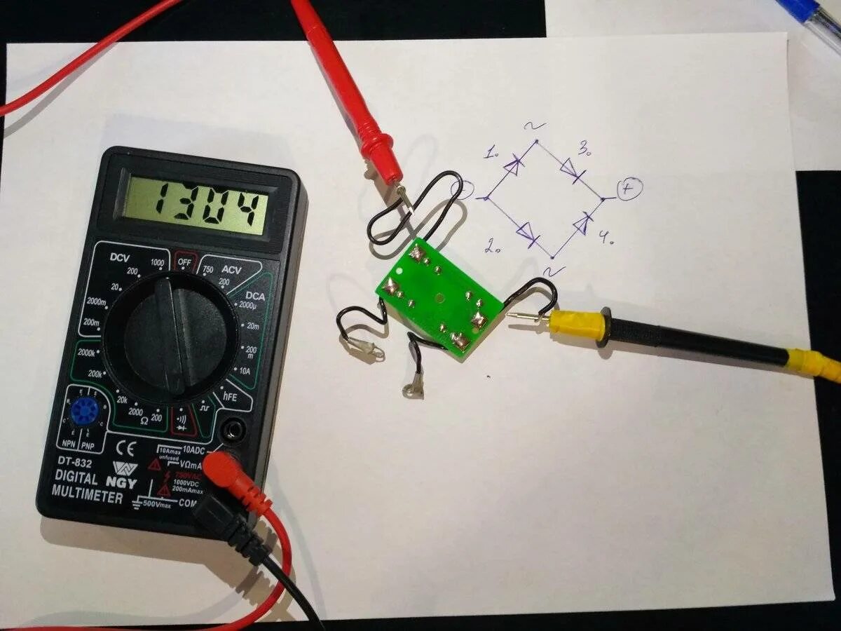 Мультиметр светодиод. Прозвонка диодного моста мультиметром. Прозвонка светодиода мультиметром. Мультиметр прозвонка диодов. Прозвонить светодиод мультиметром.
