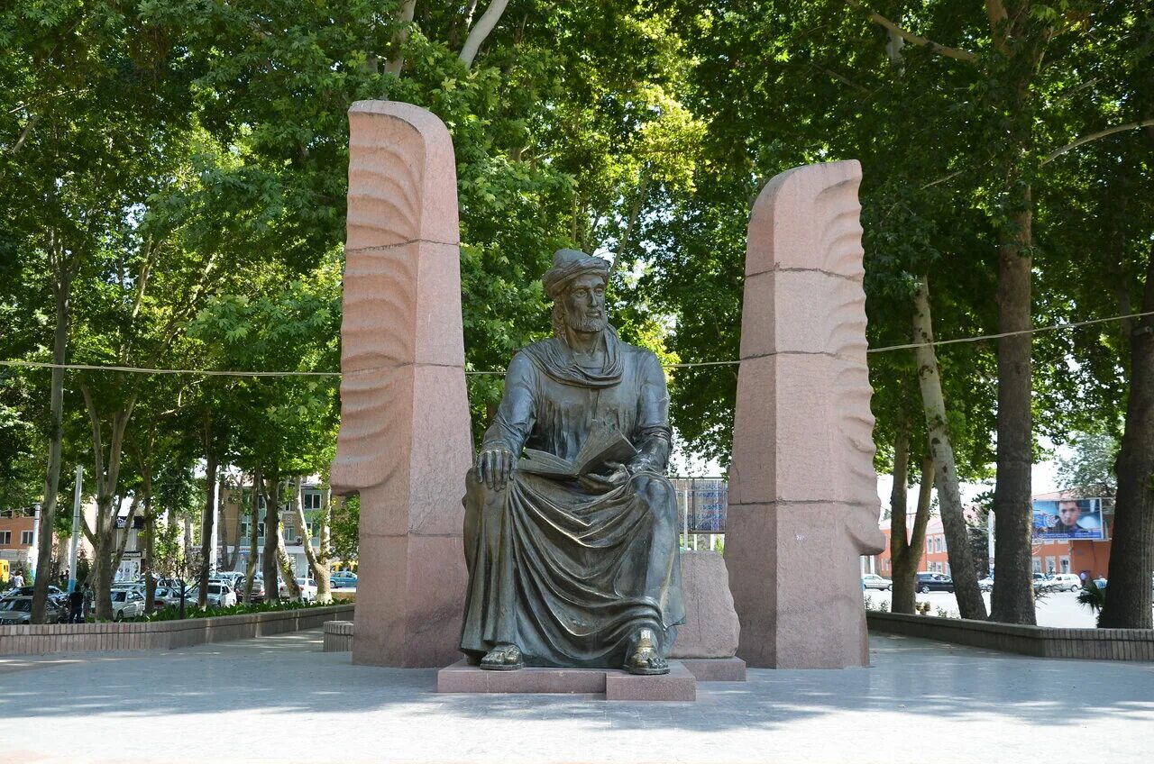 Мухаммад амин ходжа мукими. Камол худжанди. Камол худжанди. Памятник камол худжанди. Рамзи камоли хучанди.
