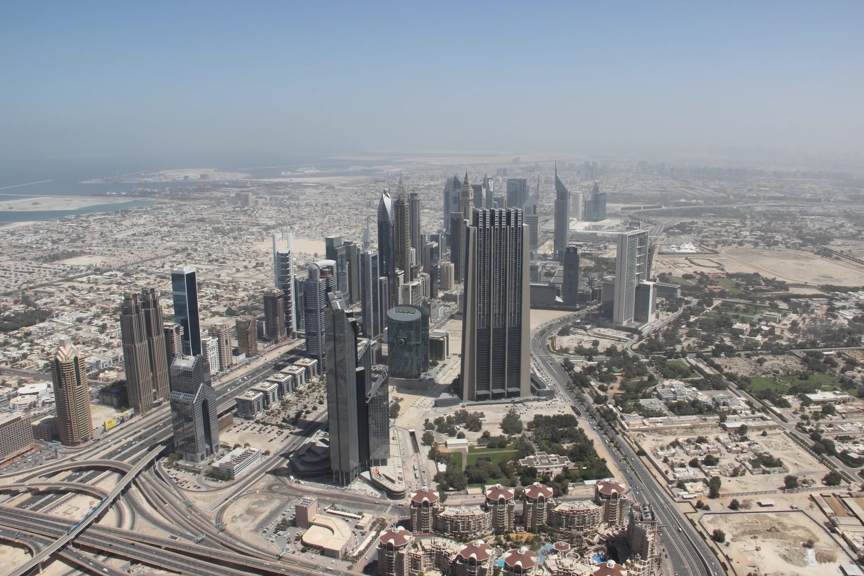 Дубай сверху. Дубай масжд. Дубай вид сверху. Дубай виды города. Муниципалитет Дубая новый.