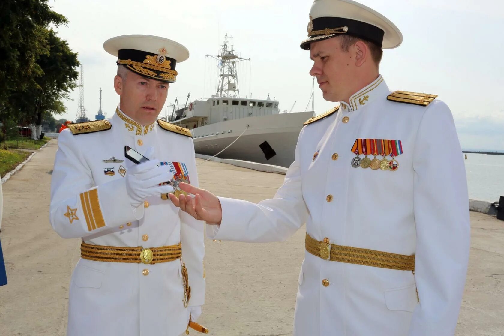 форма капитана лейтенанта вмф. парадная форма офицеров вмф 2018. парадная форма мичмана вмф. морской офицер. адмирал вмс украины начальник.