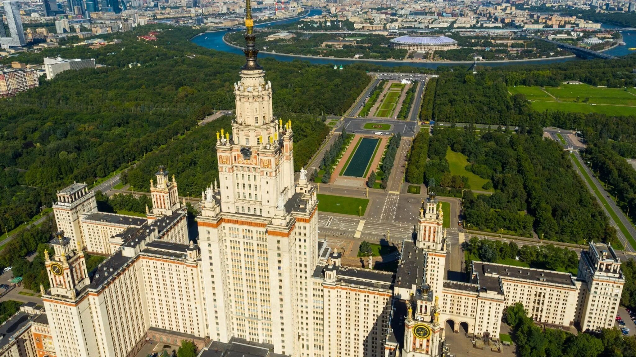 Площадь мгу. Москва МГУ Воробьевы горы. Сталинские высотки МГУ. Здание МГУ на Воробьевых горах Архитектор. Москва высотки МГУ Сити.