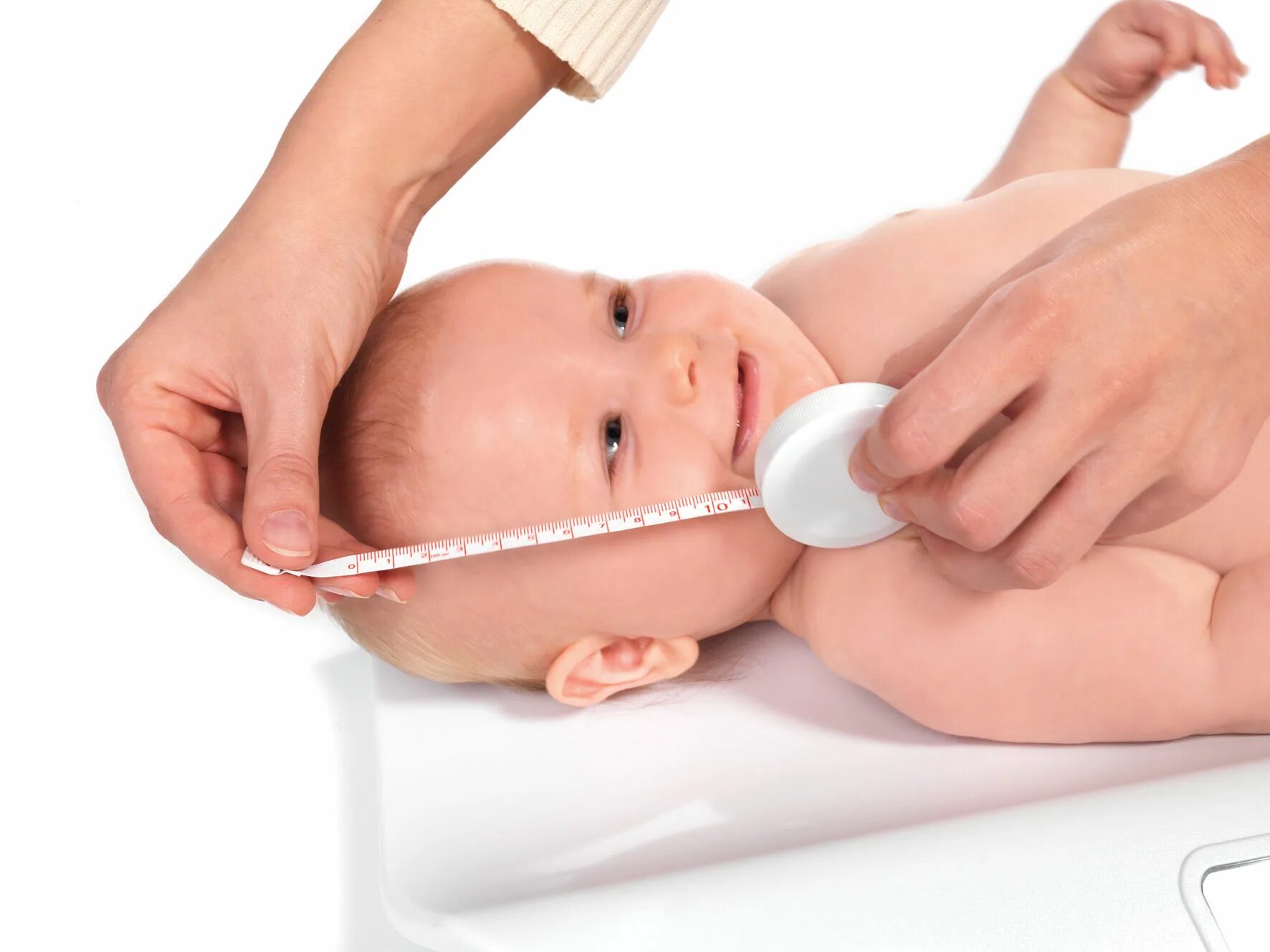 Измерение роста новорожденного ребенка. Измеретание рос младенца. Измерение головы у новородж. Измерение окружности головы грудного ребенка.