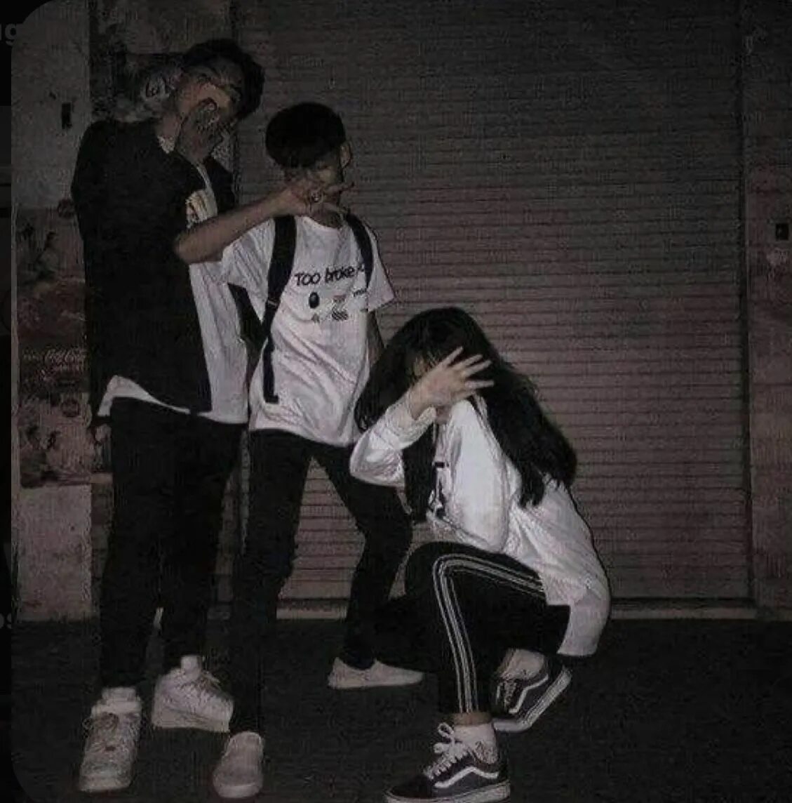 Две девушки без лица. Парень с девушкой без лица. Два девушки без парень. Девушка с каре с парнем. Фото для подруг на аву.