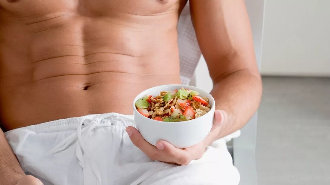 кушающий живот. продукты для плоского животика. красивое здоровое тело. тело здорового человека. неправильное питание и ожирение.