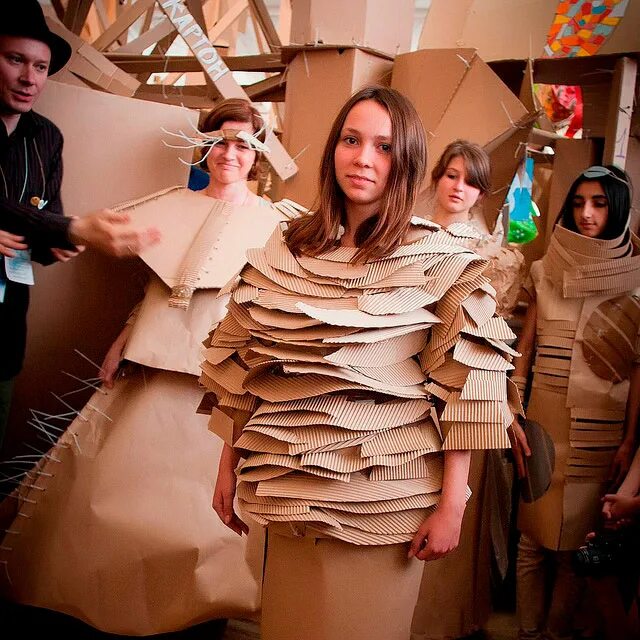 Картонные доспехи. Одежда из бумаги. Одежда из бумаги. Оригами одежда. Костюм из карт.