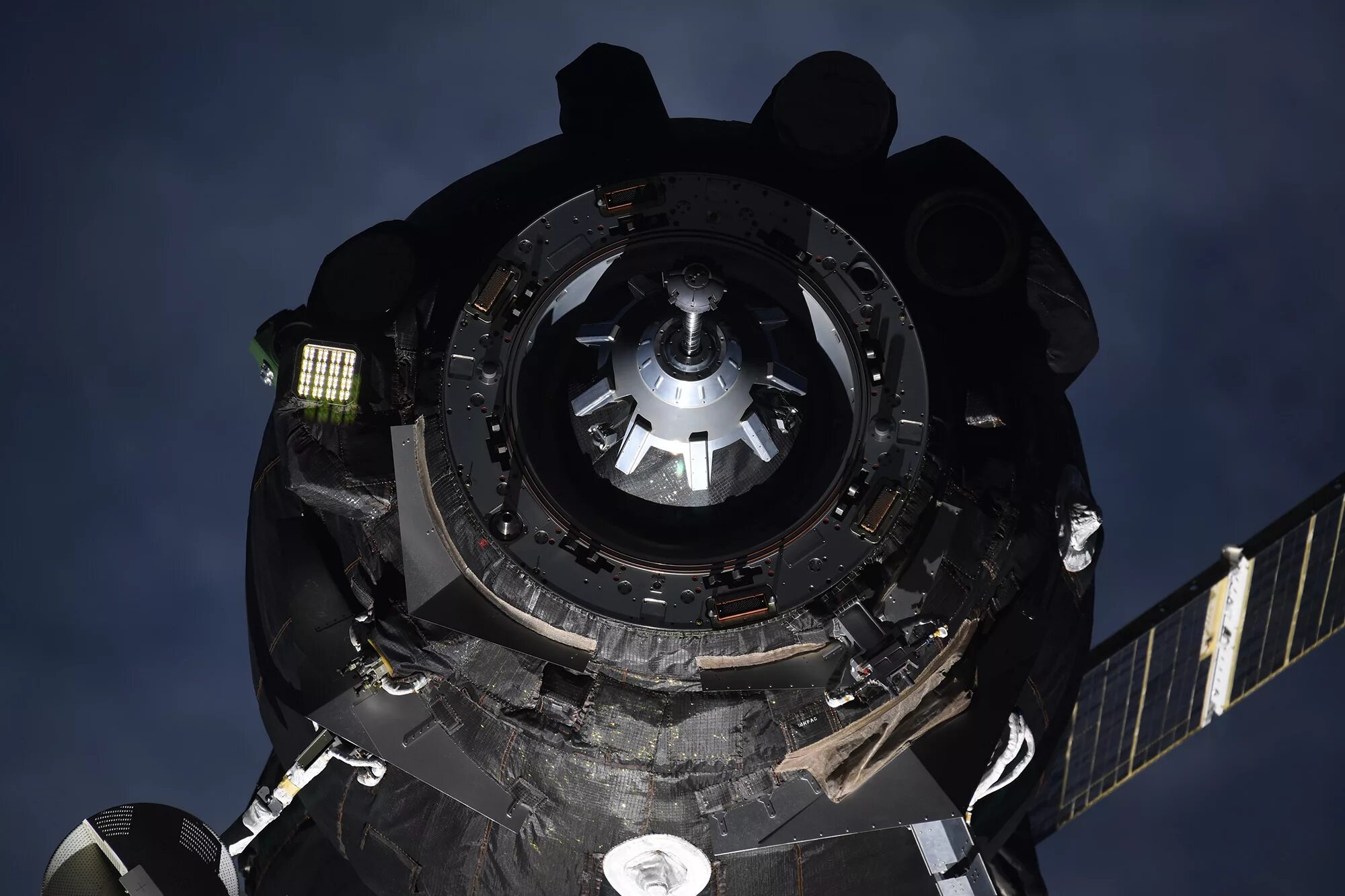 Союз мс-19. Первая стыковка двух пилотируемых кораблей — «союз-4» и «союз-5»,. Союз-мс стыковка. Союз аполлон космический корабль. Союз аполлон 1975.