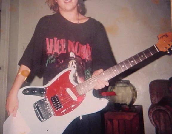 На какой гитаре играл курт кобейн. Fender mustang гитара курта кобейна. kurt cobain mustang. fender mustang кобейна. fender mustang kurt cobain с гитарой.