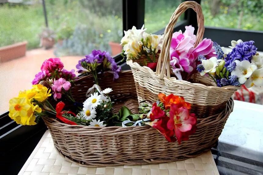 Полевые цветы в корзине. Корзинка на пасху. Красивые корзины с цветами. Нужно найти в корзине. Корзина с цветами.