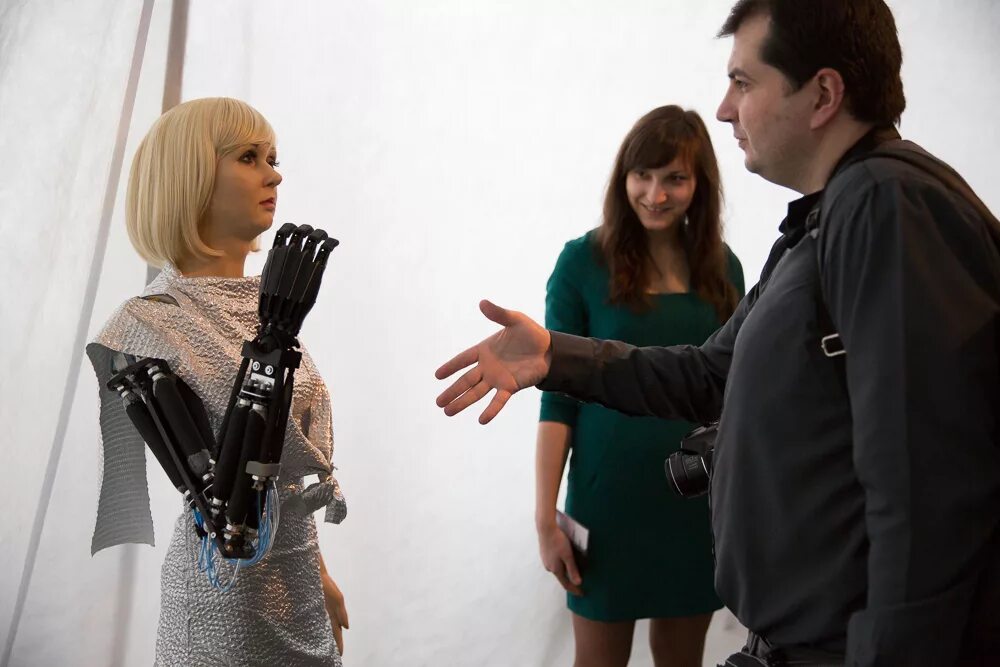 Алиса спроектировала робота ему можно. Алиса Зеленоградова робот. Роботы в жизни. Алиса робот или человек. Робот человек Алиса.