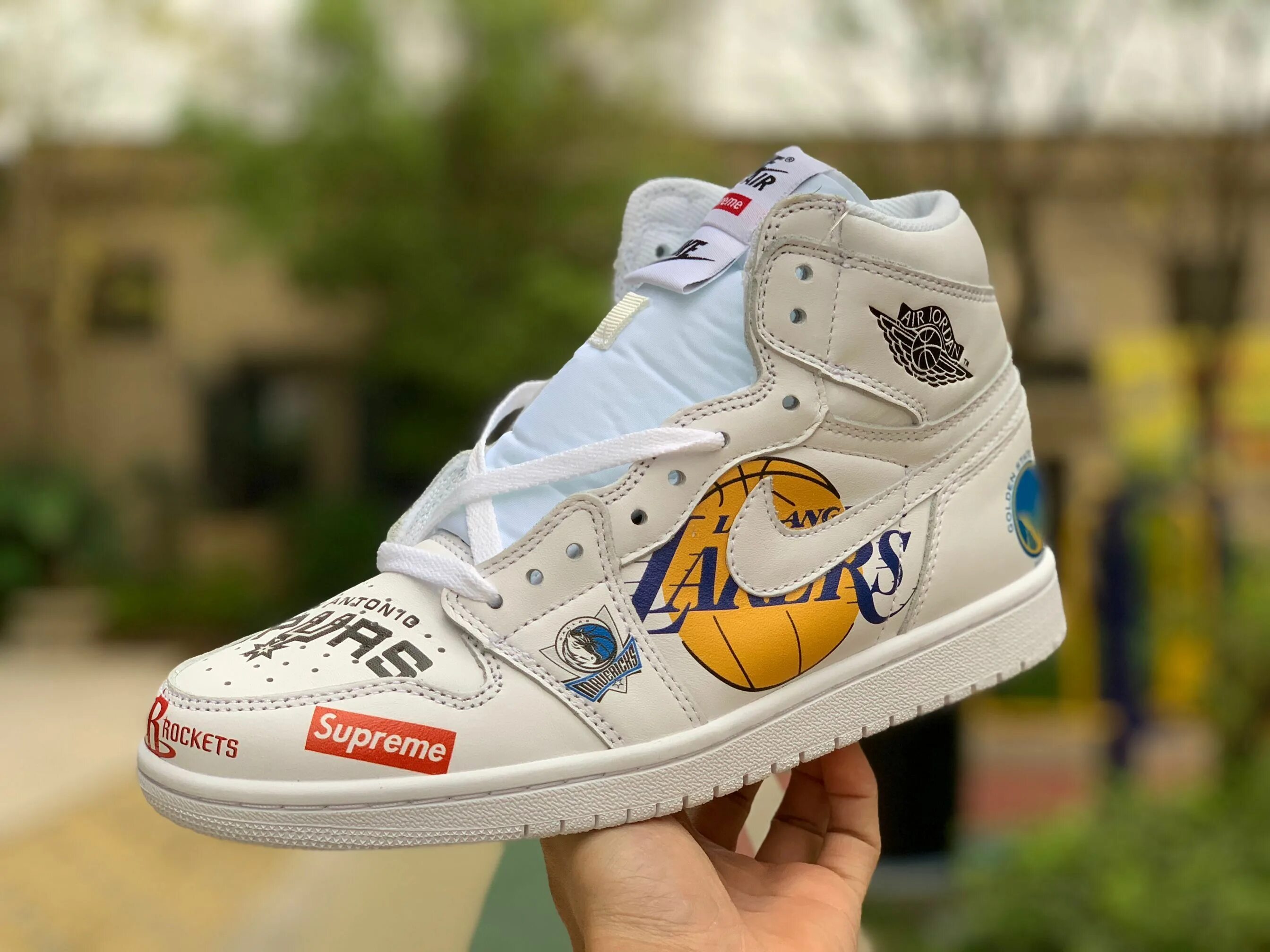 Nike air x supreme. Nike air jordan 1 supreme. nike air jordan 1 x supreme. nike jordan 1 суприм. nike air jordan supreme.