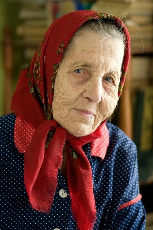 Старухи в платках. Старушка в платке. Бабушка фотопортрет. Бабуля в платочке. Пожилая женщина в платочке.