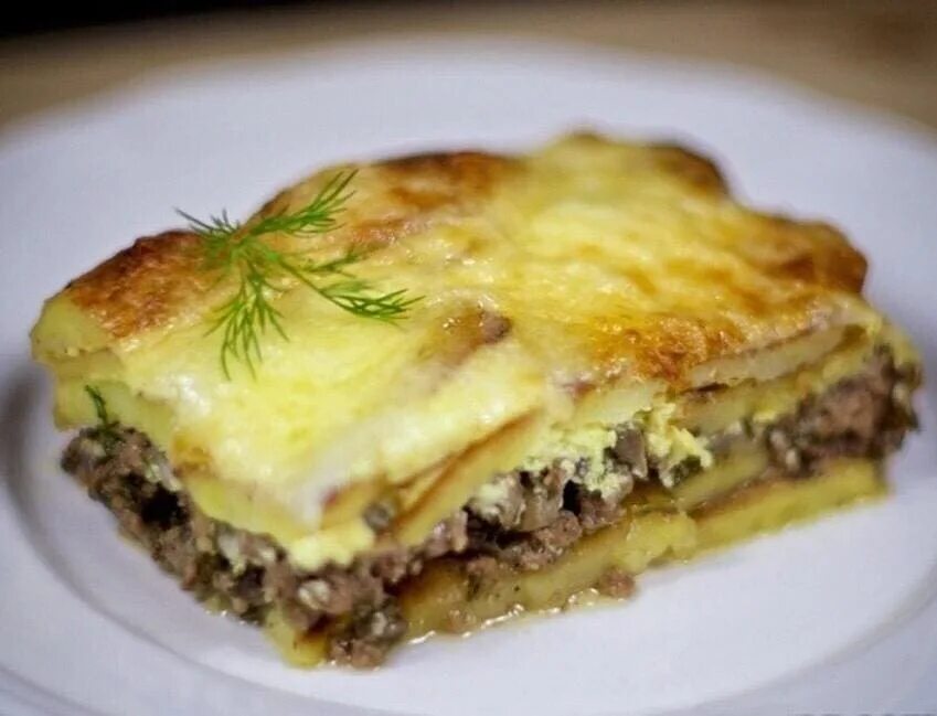 Фарш картошка грибы сыр в духовке. Запеканка с мясом и картошкой. картофельная запеканка с фаршем. картофельно мясная запеканка. картофельная запеканка с мясом.