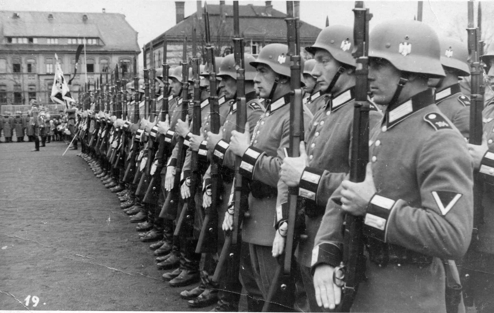 Третий Рейх солдаты вермахта. Строй солдат вермахта. Марширующие солдаты третьего рейха. Немецкая армия Вермахт.