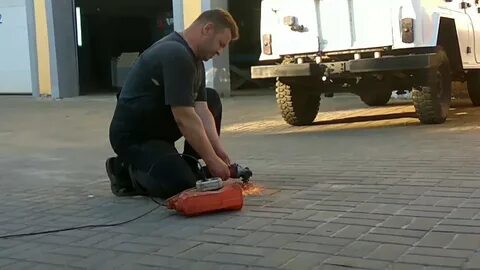 Чистка тротуарной плитки триммером
