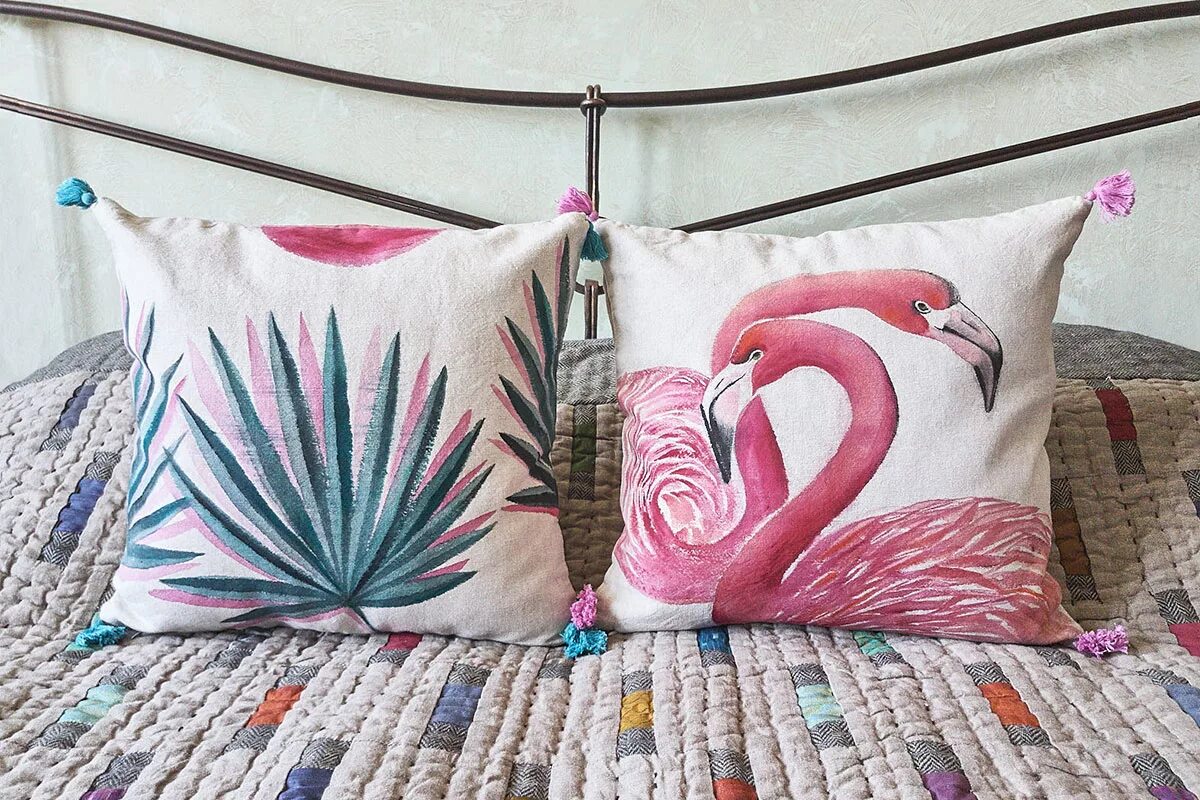 Разноцветные подушки в ряд. Две наволочки стоят 116. Две наволочки стоят 116. Две наволочки стоят 116. Простыни белые советские.