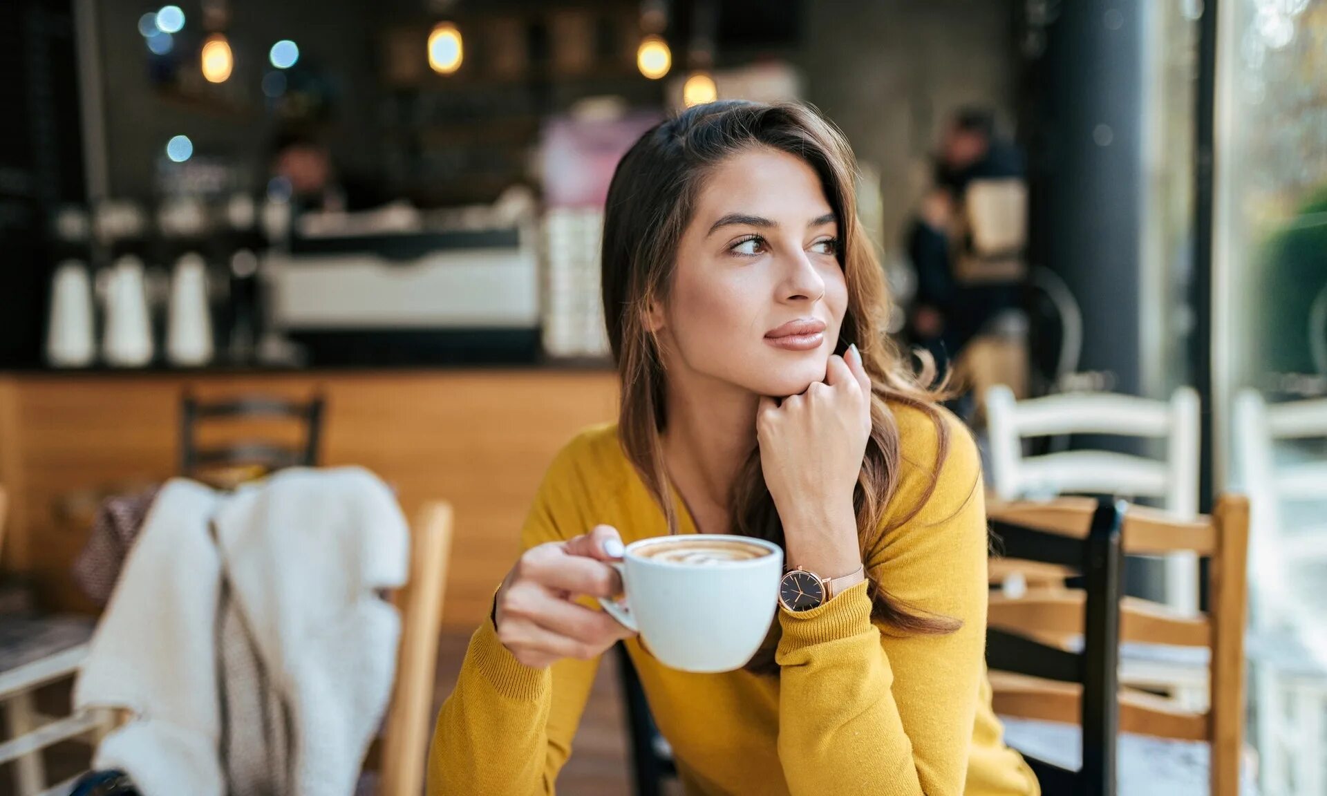 I drink coffee the morning. Девушка в кофейне. Красивая женщина в кафе. Девушка пьет кофе в кафе. Люди в кофейне.