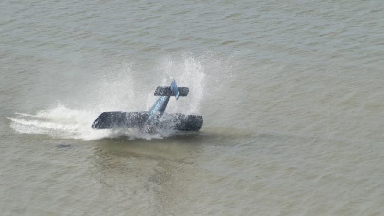 Самолет падает в воду. Упавший самолет в воду. Самолет тонет в воде. Самолет на воде.