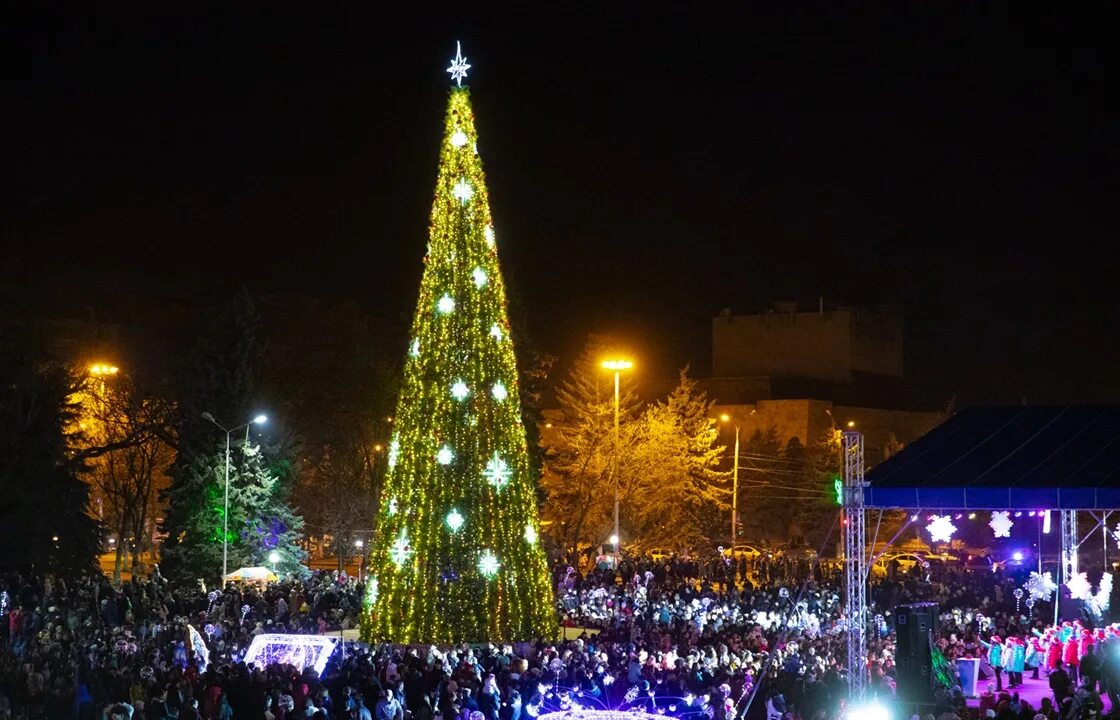 Елки главы кчр 2022. Черкесск новый год. Новогодняя елка президентская кчр. Кчр новый год. Каток в кчр черкесске.