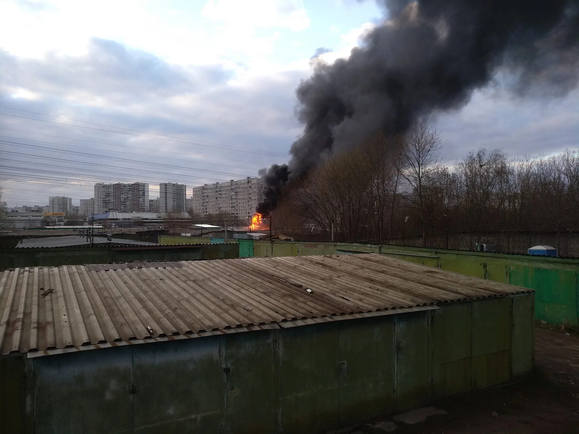 Пожар в коптево сегодня. Пожар в Бибирево. Пожар в Бибирево сейчас. Гаражи пожар Бибирево. Пожар на Плещеева в Москве.