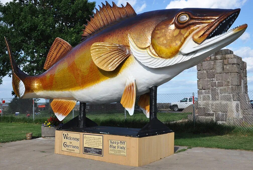 Скульптура рыбы из дерева. Рыба скульптура. Скульптуры рыб. Памятник вобле кормилице в астрахани. Рыбка скульптура.