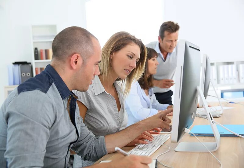 Где можно выучиться на менеджера. Бизнес тренинг. Бизнес совещание. Студенты. Тренинг для руководителей.