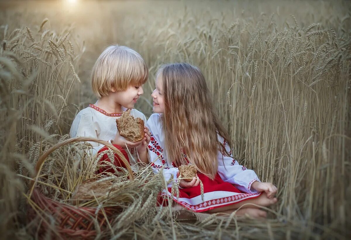 Славянские дети. Красивые славянские дети. Счастливые славянские дети. Мальчик и девочка в поле.