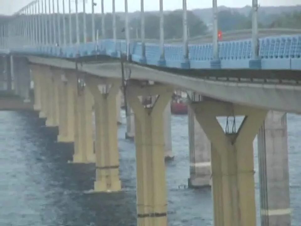 Мост в волгограде танцует видео. Танцующий мост в Волгограде. Мост через Волгу в Волгограде. Волгоградский мост резонанс. Пляшущий мост в Волгограде.