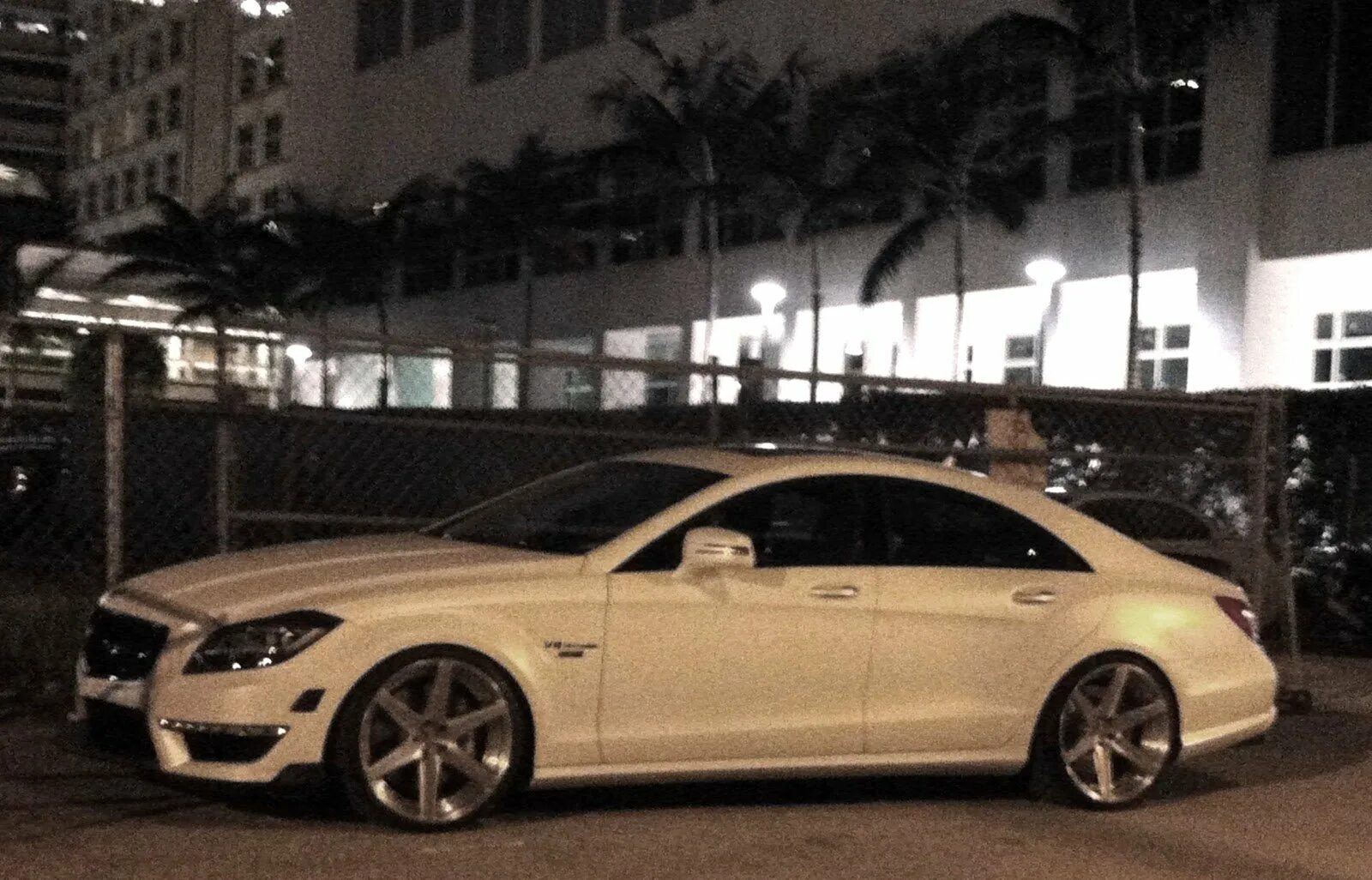 Мерседес цлс 63 банан желтый. Мерседес цлс. Mercedes cls банан. Mercedes cls банан. Мерседес банан cls 2005.