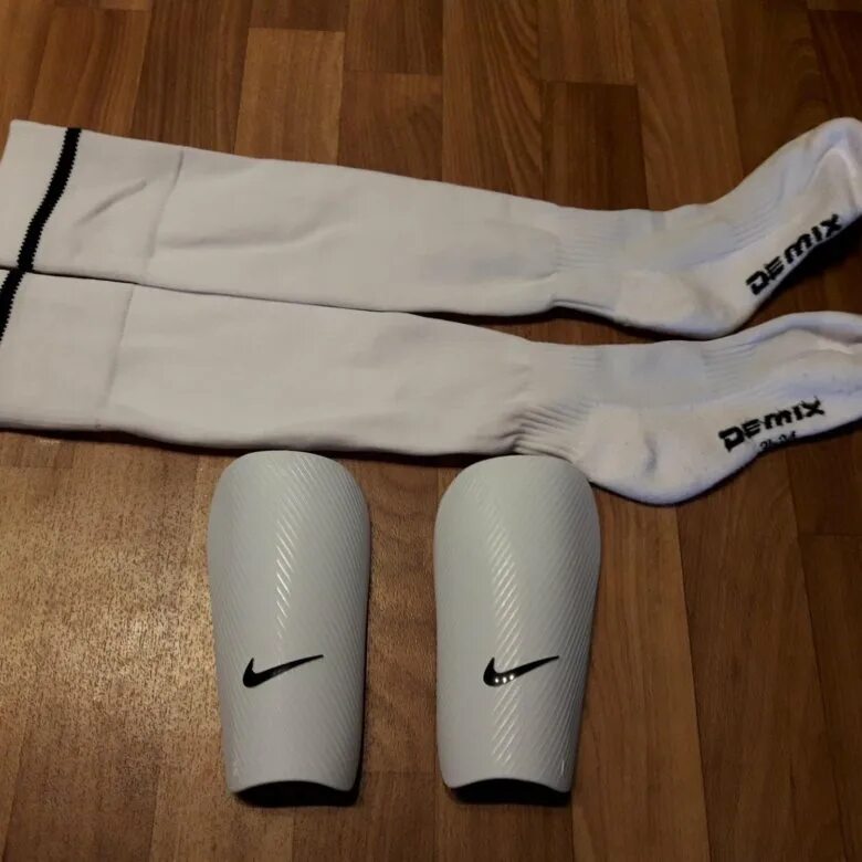 Гетры щитки. Фото носков на 23 февраля. Подарок на 23 февраля носки. Щитки футбольные indigo power. Черные носки на мужчине.