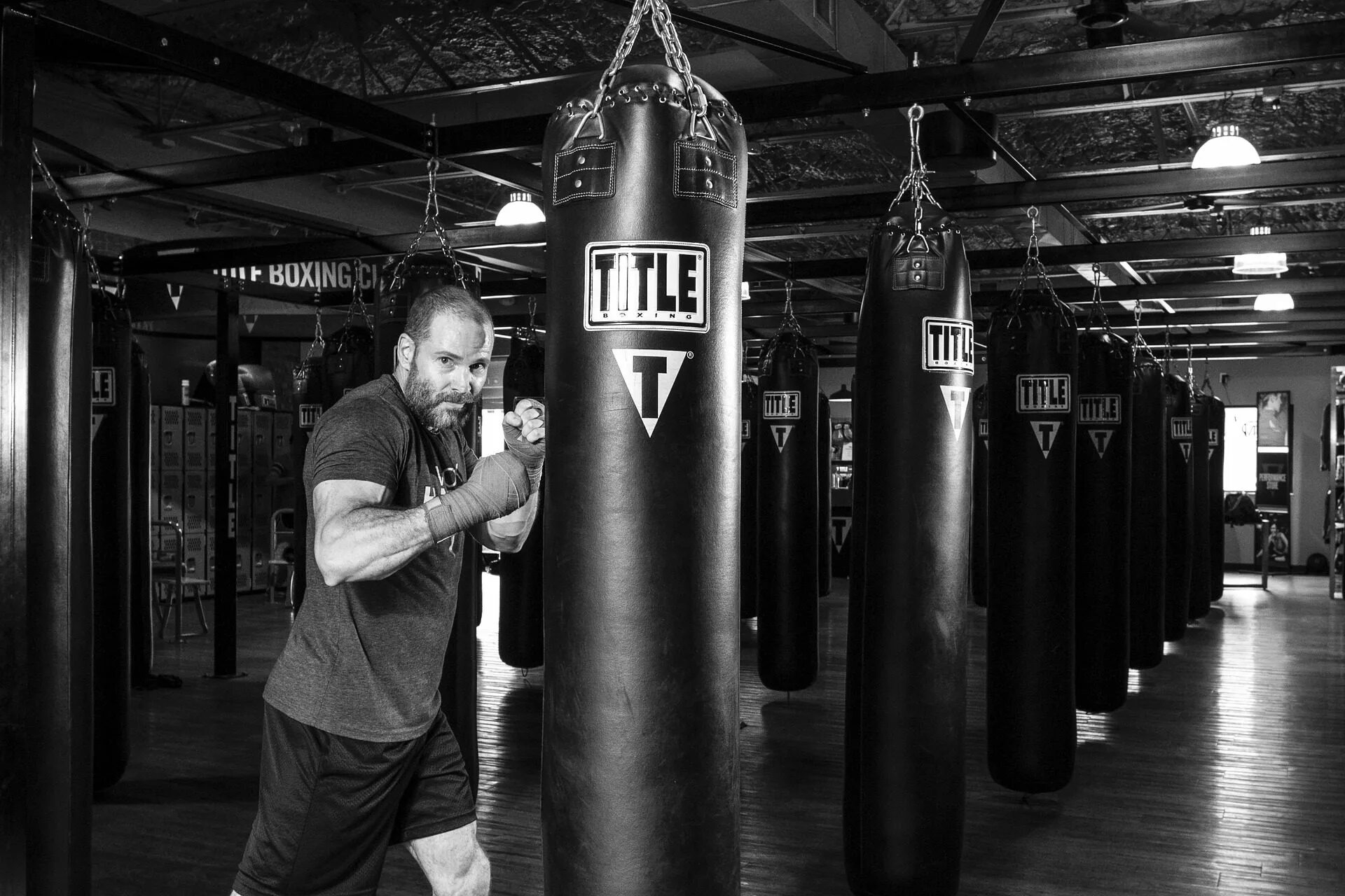 Class box. Бокс. бокс картинки. боксерская груша в зале. boxing в черном.