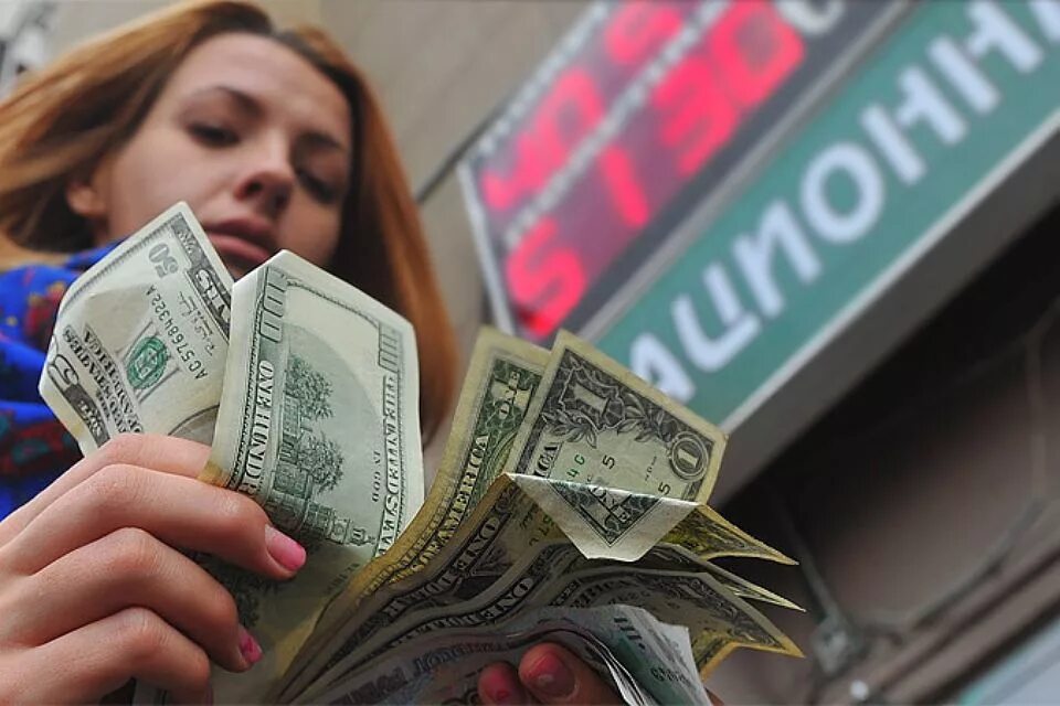Русские деньги курс. Доллары в рубли. Фото доллар и рубль. Валюта в руках. Долар на руб.