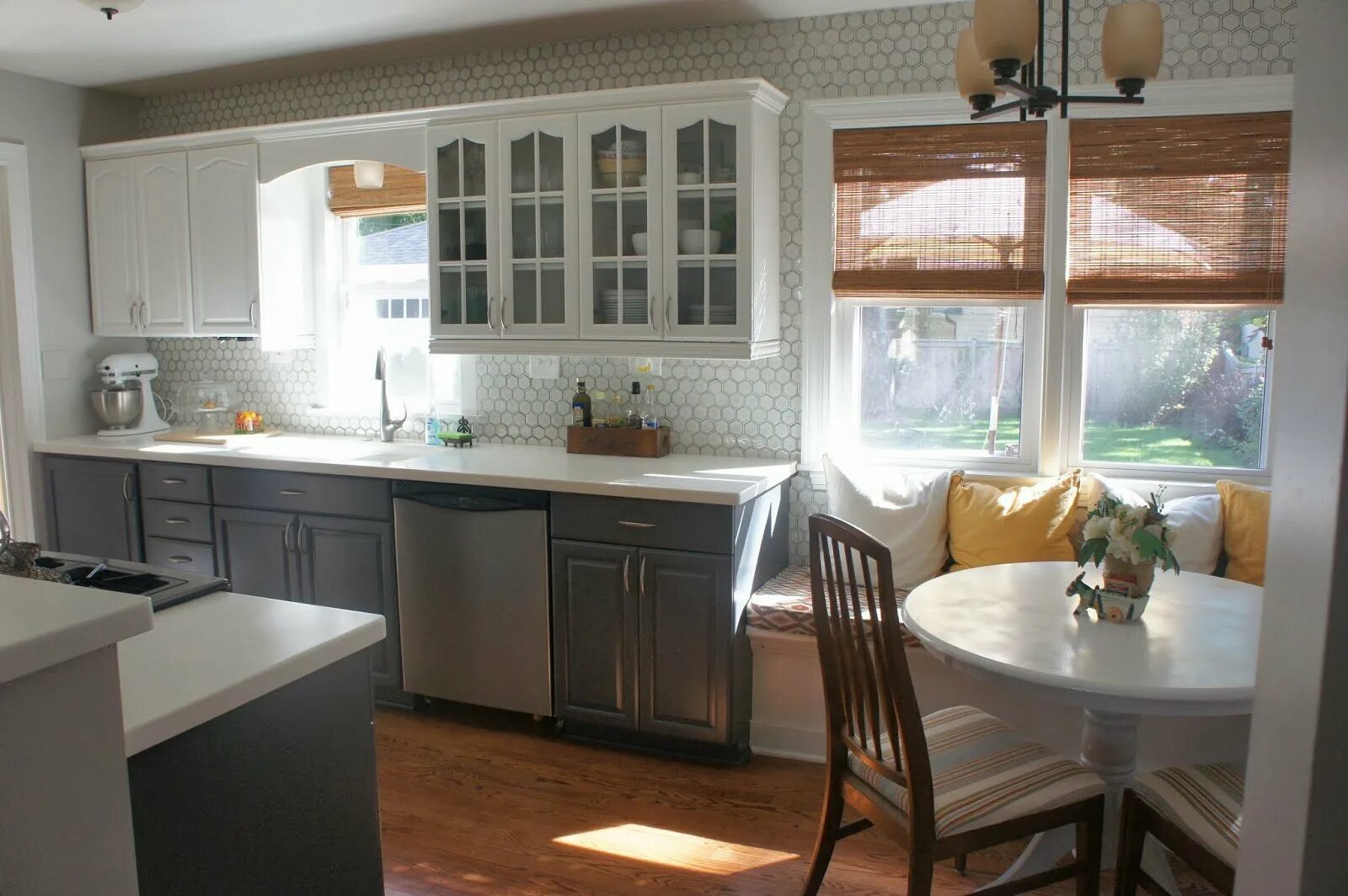 Планировка кухни с окном. Кухня с окном в частном доме. Кухонный гарнитур с окном. Кухня с двумя окнами.