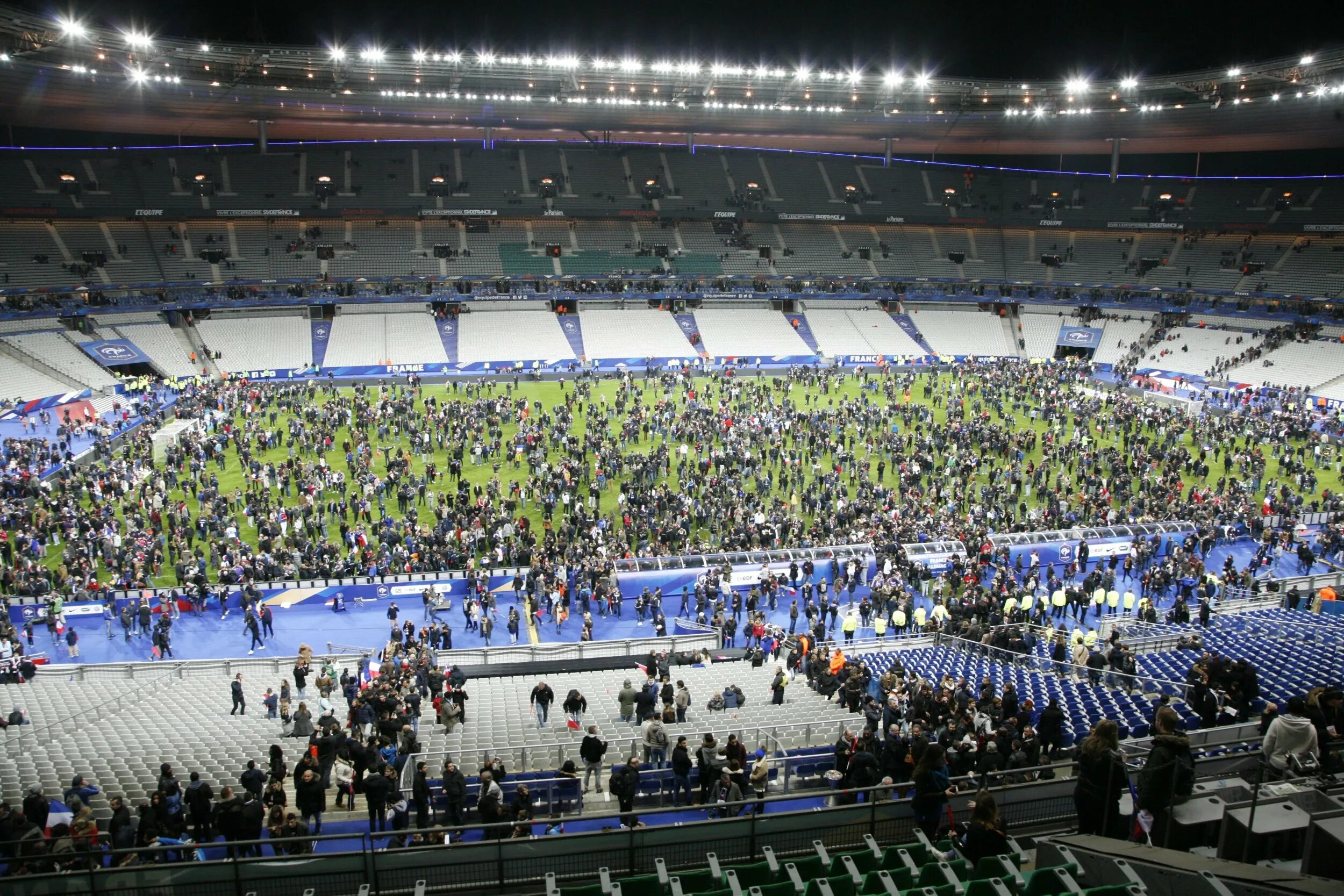 Взрыв на стадионе. Стадион Стад де Франс Париж. Стад де Франс стадион теракт. Стад де Франс стадион взрыв в 2015. Теракт в Париже Стад де Франс.