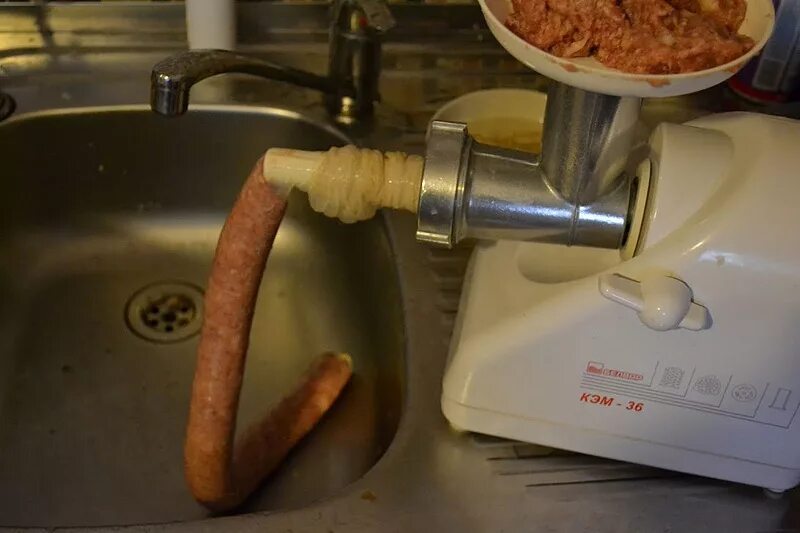 Как мясорубкой делать домашнюю колбасу. Домашняя колбаса через мясорубку. жарить колбасу на плойке. мужик делает домашнюю колбасу.